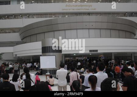 (140507) -- BANGKOK, 7 maggio 2014 (Xinhua) -- i thailandesi attendono fuori dalla Corte costituzionale notizie sul caso di abuso di potere di Yingluck a Bangkok, Thailandia, 7 maggio 2014. Mercoledì la Corte costituzionale della Thailandia ha stabilito che lo status di primo ministro di Yingluck Shinawatra è stato sospeso per abuso di potere in un trasferimento di personale nel 2011. (Xinhua/Rachen Sageamsak) (srb) THAILANDIA-BANGKOK-CORTE COSTITUZIONALE-YINGLUCK-LICENZIAMENTO PUBLICATIONxNOTxINxCHN Bangkok 7 maggio 2014 le celebrità tailandesi di XINHUA attendono fuori dalla Corte costituzionale notizie SUL caso di abuso di potere Di Yingluck a Bangkok nel paese tailandese Foto Stock