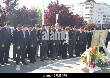 (140507) -- BELGRADO, 7 maggio 2014 (Xinhua) -- l'ambasciatore cinese in Serbia Zhang Wanxue (4th L, prima fila) mostra rispetto per tre giornalisti cinesi uccisi nel bombardamento NATO guidato dagli Stati Uniti dell'ambasciata cinese a Belgrado, di fronte a un monumento a Belgrado, capitale della Serbia, il 7 maggio 2014. Shao Yunhuan della Xinhua News Agency insieme a Xu Xinghu e sua moglie Zhu Ying del quotidiano Guangming Daily di Pechino sono stati uccisi nell'attacco missilistico che ha inflitto gravi danni agli edifici dell'ambasciata la sera del 7 maggio 1999. (Xinhua/Wang Hui) SERBIA-BELGRADO-CINA-GIORNALISTI-COMMEM Foto Stock