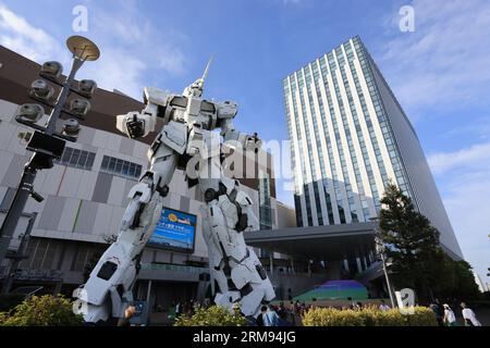 Tokyo 5 maggio 2023: Mostra della statua di RX-0 Unicorn Gundam all'esterno del DiverCity Tokyo Plaza di Odaiba nel parco sul mare di Odaiba Foto Stock