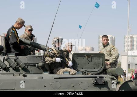 (140507) -- ASTANA, 7 maggio 2014 (Xinhua) -- veicoli e armi militari kazaki sono visti durante una sfilata delle forze armate per celebrare la Festa dei difensori della Patria ad Astana, Kazakistan, 7 maggio 2014. (Xinhua/Dinara) KAZAKISTAN-ASTANA-DIFENSORI DELLA GIORNATA PATERNA PUBLICATIONxNOTxINxCHN Astana 7 maggio 2014 VEICOLI militari e armi di XINHUA sono laghi durante una parata delle forze armate per contrassegnare i difensori della giornata paterna ad Astana Kazakistan 7 maggio 2014 XINHUA Dinara Kazakistan Astana difensori della FESTA della Patria PUBLINTIXINTIXINTXINCHN Foto Stock