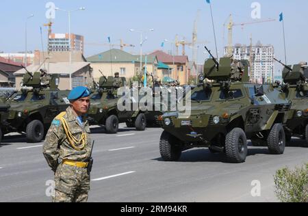 (140507) -- ASTANA, 7 maggio 2014 (Xinhua) -- veicoli e armi militari kazaki sono visti durante una sfilata delle forze armate per celebrare la Festa dei difensori della Patria ad Astana, Kazakistan, 7 maggio 2014. (Xinhua/Dinara) KAZAKISTAN-ASTANA-DIFENSORI DELLA GIORNATA PATERNA PUBLICATIONxNOTxINxCHN Astana 7 maggio 2014 VEICOLI militari e armi di XINHUA sono laghi durante una parata delle forze armate per contrassegnare i difensori della giornata paterna ad Astana Kazakistan 7 maggio 2014 XINHUA Dinara Kazakistan Astana difensori della FESTA della Patria PUBLINTIXINTIXINTXINCHN Foto Stock