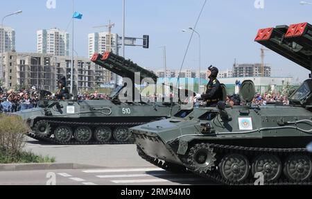 (140507) -- ASTANA, 7 maggio 2014 (Xinhua) -- veicoli e armi militari kazaki sono visti durante una sfilata delle forze armate per celebrare la Festa dei difensori della Patria ad Astana, Kazakistan, 7 maggio 2014. (Xinhua/Dinara) KAZAKISTAN-ASTANA-DIFENSORI DELLA GIORNATA PATERNA PUBLICATIONxNOTxINxCHN Astana 7 maggio 2014 VEICOLI militari e armi di XINHUA sono laghi durante una parata delle forze armate per contrassegnare i difensori della giornata paterna ad Astana Kazakistan 7 maggio 2014 XINHUA Dinara Kazakistan Astana difensori della FESTA della Patria PUBLINTIXINTIXINTXINCHN Foto Stock