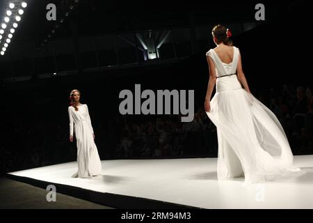 (140507) -- BARCELLONA, 7 maggio 2014 (Xinhua) -- Models presentano le creazioni del marchio spagnolo Victorio & Lucchino alla Barcelona Bridal Week di Barcellona, 7 maggio 2014. La Barcelona Bridal Week si svolge dal 6 all'11 maggio. (Xinhua/Pau Barrena) SPAIN-BARCELONA-BRIDAL WEEK PUBLICATIONxNOTxINxCHN Barcelona 7 maggio 2014 XINHUA Models Present Creations by Spanish Brand Victorio & Lucchino ALLA Barcelona Bridal Week di Barcellona a Barcellona 7 maggio 2014 la Barcelona Bridal Week si svolge dal 6 all'11 maggio XINHUA Pau Spain Barcelona Bridal Week PUBLICATIONXNOTXINXCHN Foto Stock