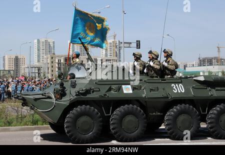 (140507) -- ASTANA, 7 maggio 2014 (Xinhua) -- veicoli e armi militari kazaki sono visti durante una sfilata delle forze armate per celebrare la Festa dei difensori della Patria ad Astana, Kazakistan, 7 maggio 2014. (Xinhua/Dinara) KAZAKISTAN-ASTANA-DIFENSORI DELLA GIORNATA PATERNA PUBLICATIONxNOTxINxCHN Astana 7 maggio 2014 VEICOLI militari e armi di XINHUA sono laghi durante una parata delle forze armate per contrassegnare i difensori della giornata paterna ad Astana Kazakistan 7 maggio 2014 XINHUA Dinara Kazakistan Astana difensori della FESTA della Patria PUBLINTIXINTIXINTXINCHN Foto Stock