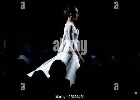 (140507) -- BARCELLONA, 7 maggio 2014 (Xinhua) -- Un modello presenta una creazione della designer spagnola Rosa Clara alla Barcelona Bridal Week di Barcellona, 7 maggio 2014. La Barcelona Bridal Week si svolge dal 6 all'11 maggio. (Xinhua/Pau Barrena) SPAIN-BARCELONA-BRIDAL WEEK PUBLICATIONxNOTxINxCHN Barcelona 7 maggio 2014 XINHUA a Model presenta una creazione dei designer spagnoli Pink Clara ALLA Barcelona Bridal Week di Barcellona a Barcellona 7 maggio 2014 la Barcelona Bridal Week si svolge dal 6 all'11 maggio XINHUA Pau Spagna Barcelona Bridal Week PUBLICATIONXNOTXINXCHN Foto Stock