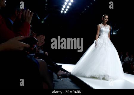 (140507) -- BARCELLONA, 7 maggio 2014 (Xinhua) -- Un modello presenta una creazione del marchio spagnolo Yolan Cris alla Barcelona Bridal Week di Barcellona, 7 maggio 2014. La Barcelona Bridal Week si svolge dal 6 all'11 maggio. (Xinhua/Pau Barrena) SPAIN-BARCELONA-BRIDAL WEEK PUBLICATIONxNOTxINxCHN Barcelona 7 maggio 2014 XINHUA a Model presenta una creazione del brand spagnolo Yolan Cris ALLA Barcelona Bridal Week di Barcellona a Barcellona 7 maggio 2014 la Barcelona Bridal Week si svolge dal 6 all'11 maggio XINHUA Pau Spagna Barcelona Bridal Week PUBLICATIONXNOTXINXCHN Foto Stock