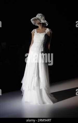 (140507) -- BARCELLONA, 7 maggio 2014 (Xinhua) -- Un modello presenta una creazione della designer spagnola Inmaculada Garcia alla Barcelona Bridal Week di Barcellona, 7 maggio 2014. La Barcelona Bridal Week si svolge dal 6 all'11 maggio. (Xinhua/Pau Barrena) SPAIN-BARCELONA-BRIDAL WEEK PUBLICATIONxNOTxINxCHN Barcelona 7 maggio 2014 XINHUA a Model presenta una creazione dei designer spagnoli Inmaculada Garcia ALLA Barcelona Bridal Week di Barcellona a Barcellona 7 maggio 2014 la Barcelona Bridal Week si svolge dal 6 all'11 maggio XINHUA Pau Spagna Barcelona Bridal Week PUBLICATIONXNOTXINXCHN Foto Stock