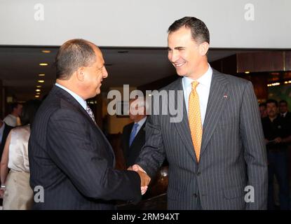 (140507) -- SAN JOSE, 7 maggio 2014 (Xinhua) -- il presidente eletto della Costa Rica Luis Guillermo Solis (L) incontra il principe spagnolo Felipe di Borbon, a San Jose, capitale della Costa Rica, il 7 maggio 2014. Il presidente eletto della Costa Rica, Luis Guillermo Solis, riceverà la fascia presidenziale dalle mani di Laura Chinchilla l'8 maggio per il periodo 2014-2018. (Xinhua/Kent Gilbert) COSTA RICA-SAN JOSE-SPAGNA-INCONTRO POLITICO PUBLICATIONxNOTxINxCHN San Jose 7 maggio 2014 XINHUA Costa Rica il presidente eletto Luis Guillermo Solis l incontra il principe spagnolo Felipe di Borbon a San Jose capitale della Costa Rica o Foto Stock