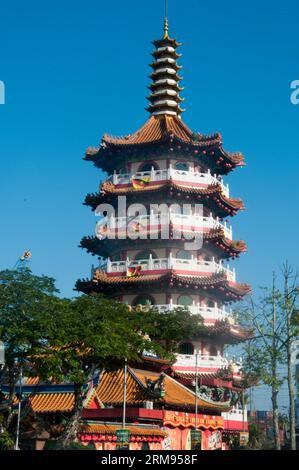 Pagoda di sette piani di tua Pek Kong, uno storico tempio cinese sul lungofiume a Sibu, Sarawak, Borneo malese Foto Stock