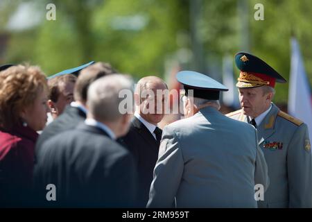 (140508) -- MOSCA, 8 maggio 2014 (Xinhua) -- il presidente russo Vladimir Putin parla con i rappresentanti dei veterani durante una cerimonia di posa della corona nel giardino Alexandrovsky a Mosca, in Russia, l'8 maggio 2014. Putin e altri funzionari posero la corona alla Tomba del Milite Ignoto durante la cerimonia alla vigilia del 69° giorno della Vittoria, quando il paese celebrò la vittoria sulla Germania nazista durante la seconda guerra mondiale (Xinhua/dai Tianfang) (dzl) RUSSIA-MOSCA-PUTIN-GIORNO DELLA VITTORIA-CERIMONIA DI POSA DELLA CORONA PUBLICATIONxNOTxINxCHN Mosca 8 maggio 2014 XINHUA il presidente russo Vladimir Putin parla con repre Foto Stock