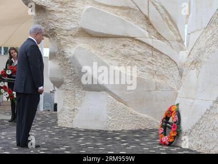 (140508) -- NETANYA (ISRAELE), 8 maggio 2014 (Xinhua) -- il primo ministro israeliano Benjamin Netanyahu (fronte) piange dopo aver posto una corona al Monumento della Vittoria durante una cerimonia che segna la vittoria alleata sulla Germania nazista a Yad LeBanim a Netanya, Israele, l'8 maggio 2014, un giorno prima del giorno della vittoria. (Xinhua/JINI/Nimrod Gilgman) ISRAEL-NETANYA-VICTORY-COMMEMORATION PUBLICATIONxNOTxINxCHN Netanya Israel 8 maggio 2014 XINHUA israeliana primo ministro Benjamin Netanyahu Front dopo aver posto un AL Monumento della Vittoria durante una cerimonia che segna la vittoria ALLEATA sulla Germania nazista A Yad in Netanya ISR Foto Stock