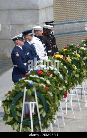 (140508) -- WASHINGTON D.C., 8 maggio 2014 (Xinhua) -- i membri di una guardia d'onore stanno dietro le corone durante una cerimonia che segna il 69° anniversario della vittoria delle forze alleate nella seconda guerra mondiale, a Washington D.C., negli Stati Uniti, l'8 maggio 2014. (Xinhua/Yin Bogu) US-WASHINGTON-WWII-ANNIVERSARY PUBLICATIONxNOTxINxCHN Washington D C 8 maggio 2014 XINHUA membri della To HONOR Guard stanno dietro i ghirlande durante una cerimonia che segna il 69 ° anniversario della vittoria delle forze ALLEATE nel mondo è stato II a Washington D C gli Stati Uniti L'8 maggio 2014 XINHUA Yin Bogu U.S. Washington WWII anniversario PUBLICA Foto Stock