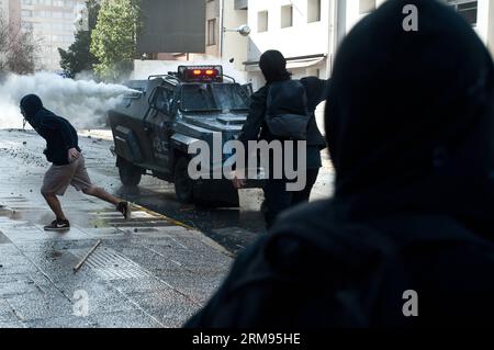 Gli studenti si scontrano con i poliziotti antisommossa durante una manifestazione, a Santiago, capitale del Cile, l'8 maggio 2014. Gli studenti chiedevano la loro partecipazione diretta alla riforma dell'istruzione, secondo la stampa locale. (Xinhua/Jorge Villegas) (ql) CILE-SANTIAGO-SOCIETÀ-DIMOSTRAZIONE PUBLICATIONxNOTxINxCHN gli studenti si scontrano con i poliziotti antisommossa durante una dimostrazione a Santiago capitale del Cile L'8 maggio 2014 gli studenti hanno chiesto la loro partecipazione diretta alla riforma dell'istruzione secondo la stampa locale XINHUA Jorge Villegas QL Cile Santiago Society Demonstration PUBLICATIONTxINxCHN Foto Stock