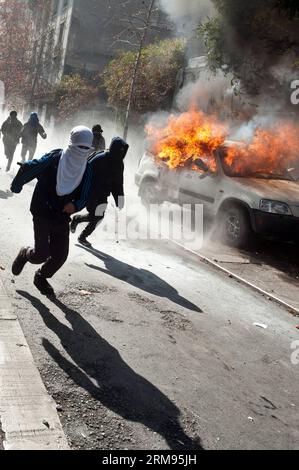 Gli studenti si scontrano con i poliziotti antisommossa durante una manifestazione, a Santiago, capitale del Cile, l'8 maggio 2014. Gli studenti chiedevano la loro partecipazione diretta alla riforma dell'istruzione, secondo la stampa locale. (Xinhua/Jorge Villegas) (ql) CILE-SANTIAGO-SOCIETÀ-DIMOSTRAZIONE PUBLICATIONxNOTxINxCHN gli studenti si scontrano con i poliziotti antisommossa durante una dimostrazione a Santiago capitale del Cile L'8 maggio 2014 gli studenti hanno chiesto la loro partecipazione diretta alla riforma dell'istruzione secondo la stampa locale XINHUA Jorge Villegas QL Cile Santiago Society Demonstration PUBLICATIONTxINxCHN Foto Stock