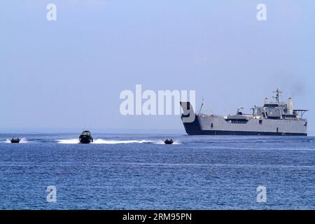 (140509) -- ZAMBALES PROVINCE, 9 maggio 2014 (Xinhua) -- l'esercitazione di addestramento Boat RAID è condotta come parte dell'esercitazione militare USA-Filippine soprannominata Balikatan presso il Naval Education and Training Command nella provincia di Zambales, Filippine, 9 maggio 2014. La 30a esercitazione militare congiunta annuale soprannominata Balikatan coinvolge 3.000 soldati filippini e 2.500 soldati statunitensi. (Xinhua/Rouelle Umali)(ql) FILIPPINE-PROVINCIA DI ZAMBALES-ESERCITAZIONE DI ADDESTRAMENTO RAID MILITARE-BARCA PUBLICATIONxNOTxINxCHN provincia di Zambales 9 maggio 2014 XINHUA l'ESERCITAZIONE di addestramento al RAID delle barche È condotta come parte degli Stati Uniti Foto Stock