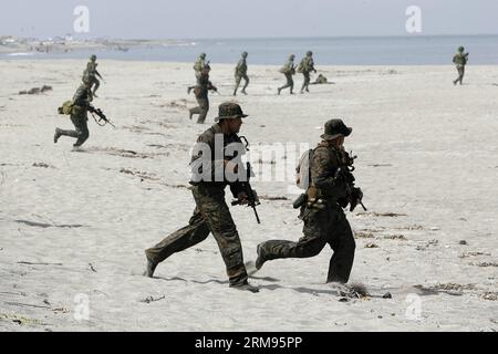 (140509) -- PROVINCIA DI ZAMBALES, 9 maggio 2014 (Xinhua) -- i soldati dei Marines statunitensi partecipano all'esercitazione di addestramento Boat RAID come parte dell'esercitazione militare USA-Filippine soprannominata Balikatan presso il Naval Education and Training Command nella provincia di Zambales, Filippine, 9 maggio 2014. La 30a esercitazione militare congiunta annuale soprannominata Balikatan coinvolge 3.000 soldati filippini e 2.500 soldati statunitensi. (Xinhua/Rouelle Umali)(ql) FILIPPINE-PROVINCIA DI ZAMBALES-ESERCITAZIONE DI ADDESTRAMENTO MILITARE-BARCA RAID PUBLICATIONxNOTxINxCHN provincia di Zambales 9 maggio 2014 soldati XINHUA dei Marines statunitensi p Foto Stock