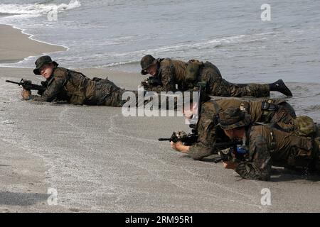 (140509) -- PROVINCIA DI ZAMBALES, 9 maggio 2014 (Xinhua) -- i soldati dei Marines statunitensi partecipano all'esercitazione di addestramento Boat RAID come parte dell'esercitazione militare USA-Filippine soprannominata Balikatan presso il Naval Education and Training Command nella provincia di Zambales, Filippine, 9 maggio 2014. La 30a esercitazione militare congiunta annuale soprannominata Balikatan coinvolge 3.000 soldati filippini e 2.500 soldati statunitensi. (Xinhua/Rouelle Umali)(ql) FILIPPINE-PROVINCIA DI ZAMBALES-ESERCITAZIONE DI ADDESTRAMENTO MILITARE-BARCA RAID PUBLICATIONxNOTxINxCHN provincia di Zambales 9 maggio 2014 soldati XINHUA dei Marines statunitensi p Foto Stock