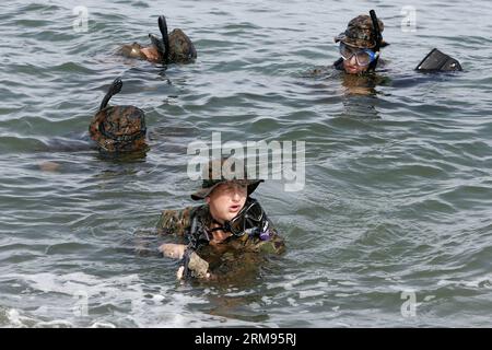 (140509) -- PROVINCIA DI ZAMBALES, 9 maggio 2014 (Xinhua) -- i soldati dei Marines statunitensi partecipano all'esercitazione di addestramento Boat RAID come parte dell'esercitazione militare USA-Filippine soprannominata Balikatan presso il Naval Education and Training Command nella provincia di Zambales, Filippine, 9 maggio 2014. La 30a esercitazione militare congiunta annuale soprannominata Balikatan coinvolge 3.000 soldati filippini e 2.500 soldati statunitensi. (Xinhua/Rouelle Umali)(ql) FILIPPINE-PROVINCIA DI ZAMBALES-ESERCITAZIONE DI ADDESTRAMENTO MILITARE-BARCA RAID PUBLICATIONxNOTxINxCHN provincia di Zambales 9 maggio 2014 soldati XINHUA dei Marines statunitensi p Foto Stock