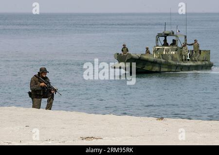 (140509) -- ZAMBALES PROVINCE, 9 maggio 2014 (Xinhua) -- i soldati partecipano all'esercitazione di addestramento Boat RAID come parte dell'esercitazione militare USA-Filippine soprannominata Balikatan presso il Naval Education and Training Command nella provincia di Zambales, Filippine, 9 maggio 2014. La 30a esercitazione militare congiunta annuale soprannominata Balikatan coinvolge 3.000 soldati filippini e 2.500 soldati statunitensi. (Xinhua/Rouelle Umali)(ql) FILIPPINE-PROVINCIA DI ZAMBALES-ESERCITAZIONE DI ADDESTRAMENTO RAID MILITARE-BARCA PUBLICATIONxNOTxINxCHN provincia di Zambales 9 maggio 2014 i soldati XINHUA partecipano all'EXERCI di addestramento al RAID delle barche Foto Stock