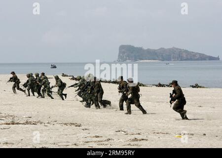 (140509) -- ZAMBALES PROVINCE, 9 maggio 2014 (Xinhua) -- i soldati partecipano all'esercitazione di addestramento Boat RAID come parte dell'esercitazione militare USA-Filippine soprannominata Balikatan presso il Naval Education and Training Command nella provincia di Zambales, Filippine, 9 maggio 2014. La 30a esercitazione militare congiunta annuale soprannominata Balikatan coinvolge 3.000 soldati filippini e 2.500 soldati statunitensi. (Xinhua/Rouelle Umali)(ql) FILIPPINE-PROVINCIA DI ZAMBALES-ESERCITAZIONE DI ADDESTRAMENTO RAID MILITARE-BARCA PUBLICATIONxNOTxINxCHN provincia di Zambales 9 maggio 2014 i soldati XINHUA partecipano all'EXERCI di addestramento al RAID delle barche Foto Stock