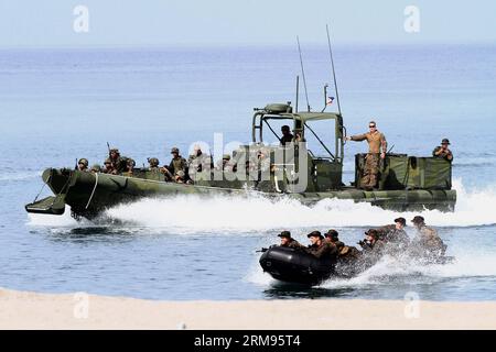 (140509) -- ZAMBALES PROVINCE, 9 maggio 2014 (Xinhua) -- i soldati partecipano all'esercitazione di addestramento Boat RAID come parte dell'esercitazione militare USA-Filippine soprannominata Balikatan presso il Naval Education and Training Command nella provincia di Zambales, Filippine, 9 maggio 2014. La 30a esercitazione militare congiunta annuale soprannominata Balikatan coinvolge 3.000 soldati filippini e 2.500 soldati statunitensi. (Xinhua/Rouelle Umali)(ql) FILIPPINE-PROVINCIA DI ZAMBALES-ESERCITAZIONE DI ADDESTRAMENTO RAID MILITARE-BARCA PUBLICATIONxNOTxINxCHN provincia di Zambales 9 maggio 2014 i soldati XINHUA partecipano all'EXERCI di addestramento al RAID delle barche Foto Stock