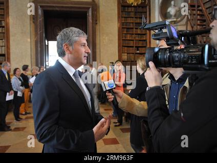 (140509) -- VIENNA, 9 maggio 2014 (Xinhua) -- il vice-cancelliere austriaco Michael Spindelegger riceve un'intervista con Xinhua, durante una visita alla mostra di introspezione della prima guerra mondiale, a Vienna, in Austria, il 9 maggio 2014. (Xinhua/Qian Yi) AUSTRIA-VIENNA-POLITICS-STUDENTS-EXHIBITION-VISIT PUBLICATIONxNOTxINxCHN Vienna 9 maggio 2014 XINHUA il vice cancelliere austriaco Michael Spindle Egger riceve un'intervista a XINHUA durante una visita alla mostra introspezione della prima guerra mondiale a Vienna Austria IL 9 maggio 2014 XINHUA Qian Yi Austria Vienna Politics Students Exhibition visita PUBLICATIONXNOTXINXINXN Foto Stock