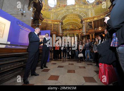 (140509) -- VIENNA, 9 maggio 2014 (Xinhua) -- il vice-cancelliere austriaco Michael Spindelegger (1st L) consegna un seech agli studenti delle scuole medie, durante la loro comune visita alla mostra di introspezione della prima guerra mondiale, a Vienna, in Austria, il 9 maggio 2014. (Xinhua/Qian Yi) AUSTRIA-VIENNA-POLITICS-STUDENTS-EXHIBITION-VISIT PUBLICATIONxNOTxINxCHN Vienna 9 maggio 2014 XINHUA Vice Cancelliere austriaco Michael Spindle Egger 1st l consegna un a studenti della scuola media durante la loro comune visita all'introspezione Mostra della prima Guerra Mondiale a Vienna Austria IL 9 maggio 2014 XINHUA Qian Yi Austria studenti politici Vienna Foto Stock