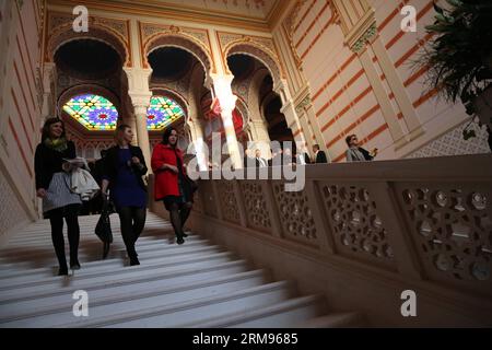 La gente visita il municipio riaperto, a Sarajevo, Bosnia-Erzegovina, il 9 maggio 2014. Il Municipio, un edificio simbolo di Sarajevo, riaprì venerdì, 22 anni dopo essere stato distrutto durante la guerra di Bosnia. (Xinhua/Haris Memija) (zw) BOSNIA ED ERZEGOVINA-SARAJEVO-CITY HALL-REOPENING PUBLICATIONxNOTxINxCHN celebrità visitano il Municipio riaperto a Sarajevo Bosnia Erzegovina IL 9 maggio 2014 il Municipio un edificio di riferimento di Sarajevo riaperto venerdì 22 anni dopo quello che distrutto durante la Bosnia era XINHUA Haris ZW Bosnia ed Erzegovina Municipio di Sarajevo riapertura PUBLICATIONx Foto Stock