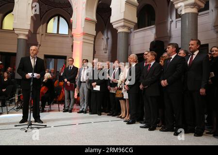 L'alto rappresentante in Bosnia-Erzegovina (BiH) Valentin Inzko (L) interviene durante la cerimonia di riapertura del Municipio, a Sarajevo, Bosnia-Erzegovina, il 9 maggio 2014. Il Municipio, un edificio simbolo di Sarajevo, riaprì venerdì, 22 anni dopo essere stato distrutto durante la guerra di Bosnia. (Xinhua/Haris Memija) (zw) BOSNIA-ERZEGOVINA-SARAJEVO-CITY HALL-REOPENING PUBLICATIONxNOTxINxCHN alto Rappresentante per la Bosnia-Erzegovina BIH Valentin Inzko l parla durante la cerimonia di riapertura del Municipio a Sarajevo Bosnia Erzegovina IL 9 maggio 2014 il Municipio a Landmark Buildin Foto Stock