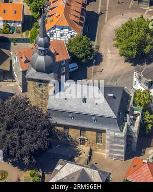 Vista aerea, Evang. Chiesa a torre di cipolle, cantiere in ristrutturazione, Niedersprockhövel, Sprockhövel, zona della Ruhr, Renania settentrionale-Vestfalia, la Germania, Foto Stock