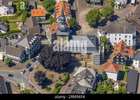 Vista aerea, Evang. Chiesa a torre di cipolle, cantiere in ristrutturazione, Niedersprockhövel, Sprockhövel, zona della Ruhr, Renania settentrionale-Vestfalia, la Germania, Foto Stock