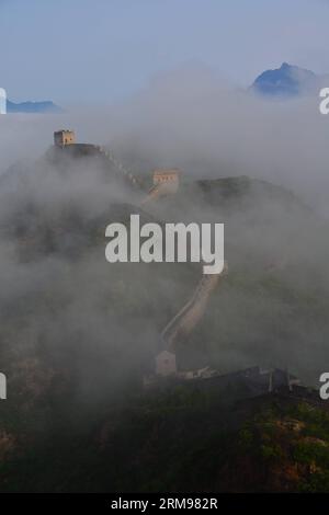 (140512) -- PECHINO, 12 maggio 2014 (Xinhua) -- foto scattata il 12 maggio 2014 mostra nuvole sulla grande Muraglia Jinshanling a Pechino, capitale della Cina. (Xinhua/Zhang Aidong) (ry) CHINA-BEIJING-GREAT WALL-SCENOGRAFIA (CN) PUBLICATIONxNOTxINxCHN Pechino 12 maggio 2014 XINHUA foto scattata IL 12 maggio 2014 mostra nuvole sulla grande Muraglia di Jinshanling a Pechino capitale della Cina XINHUA Zhang Aidong Ry China Beijing Great Wall Scenic CN PUBLICATIONXNOTXINXCHN Foto Stock