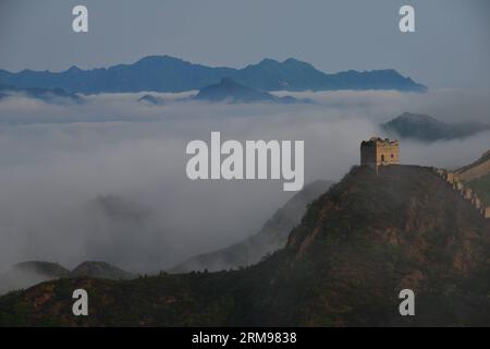 (140512) -- PECHINO, 12 maggio 2014 (Xinhua) -- foto scattata il 12 maggio 2014 mostra nuvole sulla grande Muraglia Jinshanling a Pechino, capitale della Cina. (Xinhua/Zhang Aidong) (ry) CHINA-BEIJING-GREAT WALL-SCENOGRAFIA (CN) PUBLICATIONxNOTxINxCHN Pechino 12 maggio 2014 XINHUA foto scattata IL 12 maggio 2014 mostra nuvole sulla grande Muraglia di Jinshanling a Pechino capitale della Cina XINHUA Zhang Aidong Ry China Beijing Great Wall Scenic CN PUBLICATIONXNOTXINXCHN Foto Stock