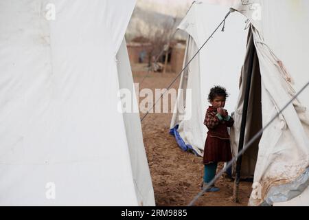 (140512) -- BAMYAN, 12 maggio 2014 (Xinhua) -- un bambino afghano sfollato si trova fuori da una tenda nella provincia di Bamyan nell'Afghanistan centrale il 12 maggio 2014. (Xinhua/Kamran)(zhf) AFGHANISTAN-BAMYAN-SFOLLATI PUBLICATIONxNOTxINxCHN Bamyan 12 maggio 2014 XINHUA to Afghan Sfolled Child si trova fuori da una tenda nella provincia di Bamyan nell'Afghanistan centrale IL 12 maggio 2014 XINHUA Kamran Afghanistan Bamyan Sfolled Celebrities PUBLICATIONxTxINxCHN Foto Stock