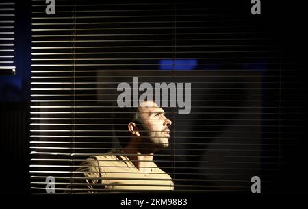 Uno studente iraniano si esibisce durante il 17th International Student Theater Festival a Teheran, capitale dell'Iran, l'11 maggio 2014. Il festival di otto giorni ha aperto qui il 10 maggio. (Xinhua/Ahmad Halabisaz)(zhf) IRAN-TEHERAN-STUDENT-THEATER-FESTIVAL PUBLICATIONxNOTxINxCHN to Iranian Student si esibisce durante il 17th International Student Theatre Festival a TEHERAN capitale dell'Iran 11 maggio 2014 il Festival degli otto giorni ha aperto qui IL 10 maggio XINHUA Ahmad Halabisaz Iran TEHERAN Student Theatre Festival PUBLICATIONXNOTXINCHN Foto Stock