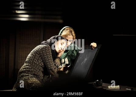 Gli studenti iraniani si esibiscono durante il 17° Festival Internazionale del Teatro studentesco a Teheran, capitale dell'Iran, l'11 maggio 2014. Il festival di otto giorni ha aperto qui il 10 maggio. (Xinhua/Ahmad Halabisaz)(zhf) IRAN-TEHERAN-STUDENT-THEATER-FESTIVAL PUBLICATIONxNOTxINxCHN studenti iraniani si esibiscono durante il 17° Festival Internazionale del Teatro studentesco a TEHERAN capitale dell'Iran 11 maggio 2014 il Festival degli otto giorni ha aperto qui IL 10 maggio XINHUA Ahmad Halabisaz Iran TEHERAN Student Theatre Festival PUBLICATIONxNOTxINCHN Foto Stock