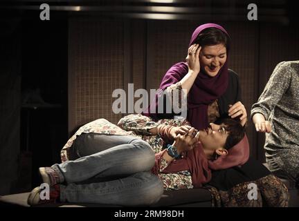 Gli studenti iraniani si esibiscono durante il 17° Festival Internazionale del Teatro studentesco a Teheran, capitale dell'Iran, l'11 maggio 2014. Il festival di otto giorni ha aperto qui il 10 maggio. (Xinhua/Ahmad Halabisaz)(zhf) IRAN-TEHERAN-STUDENT-THEATER-FESTIVAL PUBLICATIONxNOTxINxCHN studenti iraniani si esibiscono durante il 17° Festival Internazionale del Teatro studentesco a TEHERAN capitale dell'Iran 11 maggio 2014 il Festival degli otto giorni ha aperto qui IL 10 maggio XINHUA Ahmad Halabisaz Iran TEHERAN Student Theatre Festival PUBLICATIONxNOTxINCHN Foto Stock