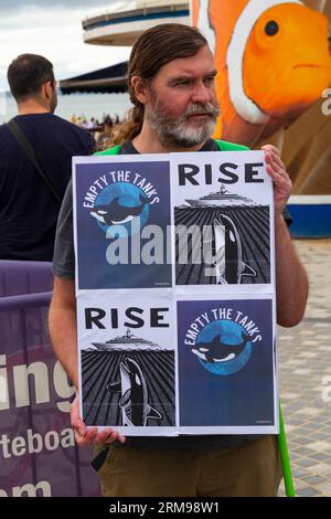 Bournemouth, Dorset, Regno Unito. 27 agosto 2023. Protesta commemorativa tenutasi all'esterno dell'Oceanarium di Bournemouth per ricordare l'orca Tokitae, alias Lolita, tenuta in cattività per 53 anni e morta il 18 agosto all'età di 57 anni al Miami Seaquarium. C'erano piani per spostarla in una penna marina naturale nel nord-ovest del Pacifico, dopo che gli attivisti per i diritti degli animali hanno lottato per liberarla dal suo carro armato. Le veglie a lume di candela per onorare la balena e le proteste contro gli abusi sugli animali si sono tenute negli Stati Uniti. Bournemouth Oceanarium è di proprietà del Parques Reunidos, che possedeva il Miami Seaquarium 1955-2014. Crediti: Carolyn Jenkins/Alamy Live News Foto Stock