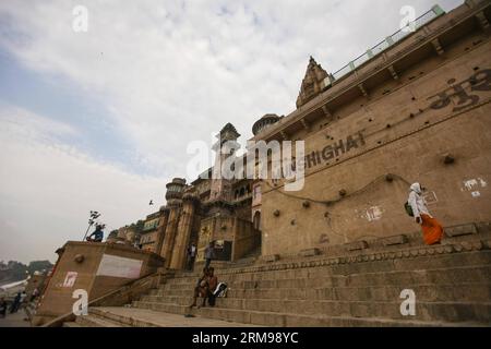 (140513) -- VARANASI, 13 maggio 2014 (Xinhua) -- si vedono persone sulla riva del fiume Gange a Varanasi, Uttar Pradesh, India, 13 maggio 2014. Varanasi, una città indiana sulle rive del Gange nell'Uttar Pradesh, è la più sacra delle sette città sacre dell'Induismo e del Giainismo, e ha svolto un ruolo importante nello sviluppo del Buddismo. (Xinhua/Zheng Huansong) (djj) INDIA-VARANASI-CITTÀ SACRA PUBLICATIONxNOTxINxCHN Varanasi 13 maggio 2014 XINHUA Celebrities are Lakes AT the Bank of River Gange in Varanasi Uttar Pradesh India 13 maggio 2014 Varanasi a Indian City ON the Banks of the Gange in Utta Foto Stock