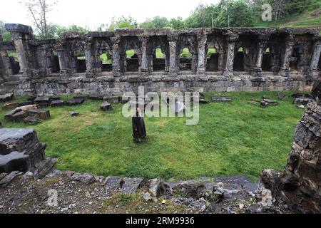 SRINAGAR, 12 maggio 2014 - due uomini del Kashmir camminano vicino alle rovine del Tempio del Sole di Martand nel villaggio di Mattan del distretto di Anantnag, a circa 65 km a sud di Srinagar, la capitale estiva del Kashmir controllato dagli indiani, 12 maggio 2014. Il Tempio del Sole di Martand è uno dei più importanti siti archeologici del Kashmir controllato dagli indiani. Il tempio fu costruito intorno al 500 d.C. per essere dedicato al dio Surya (Sole) ed è ora in rovina. (Xinhua/Javed Dar) KASHMIR-SRINAGAR-MARTAND TEMPIO DEL SOLE PUBLICATIONxNOTxINxCHN Srinagar 12 maggio 2014 due uomini del Kashmir camminano vicino alle rovine del Tempio del Sole nel villaggio del distretto di Anantnag circa 65 Foto Stock
