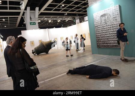 (140514) -- HONG KONG, 14 maggio 2014 (Xinhua) -- la gente visita l'anteprima della mostra Art Basel a Hong Kong, nel sud della Cina, 14 maggio 2014. L'Art Basel mette in scena le principali mostre d'arte moderna e contemporanea del mondo che si tengono ogni anno a Basilea, Miami Beach e Hong Kong. (Xinhua/lui Siu Wai) (wf) CHINA-HONG KONG-ART BASEL-SHOW PREVIEW (CN) PUBLICATIONxNOTxINxCHN Hong Kong 14 maggio 2014 le celebrità di XINHUA visitano l'Anteprima dell'Art Basel Show a Hong Kong Cina meridionale 14 maggio 2014 The Art Basel mette in scena la prima mostra d'arte moderna e contemporanea del mondo Hero ogni anno a Basilea Miami Beach e. Hong Kong XIN Foto Stock
