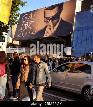 (140514) -- CANNES, 14 maggio 2014 (Xinhua) -- People Walk Before a Giant poster of the 67th Cannes Film Festival in Cannes, Francia, 14 maggio 2014. Il 67° Festival di Cannes si svolgerà dal 14 al 24 maggio, con 18 film in concorso per il premio più alto la Palme d Or. (Xinhua/Chen Xiaowei) FRANCE-CANNES-ENTERTAINMENT-67° FESTIVAL DEL CINEMA DI CANNES PUBLICATIONxNOTxINxCHN Cannes 14 maggio 2014 XINHUA Celebrities Walk Before A Giant poster of the 67th Cannes Film Festival a Cannes Francia 14 maggio 2014 il 67° Festival di Cannes si svolgerà dal 14 al 24 maggio con 18 film in competizione per il Top Prize The Palme d o XI Foto Stock