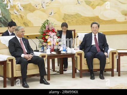 (140514) -- PECHINO, 14 maggio 2014 (Xinhua) -- Yu Zhengsheng (R), presidente del Comitato Nazionale della Conferenza consultiva politica del popolo cinese, incontra il presidente del Senato pakistano Nayyar Hussain Bukhari a Pechino, capitale della Cina, il 14 maggio 2014. (Xinhua/Huang Jingwen) (wjq) CHINA-BEIJING-YU ZHENGSHENG-PAKISTAN-MEETING (CN) PUBLICATIONxNOTxINxCHN Pechino 14 maggio 2014 XINHUA Yu Zheng Sheng r Presidente del Comitato Nazionale della Conferenza consultiva politica delle celebrità cinesi incontra il Presidente del Senato pakistano Nayyar Hussain Bukhari a Pechino capitale della Cina M Foto Stock