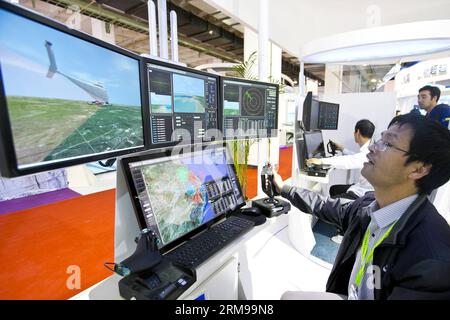 (140514) -- PECHINO, 14 maggio 2014 (Xinhua) -- Un visitatore gestisce una stazione di controllo multifunzionale senza equipaggio al 17° China Beijing International High-Tech Expo (CHITEC) a Pechino, capitale della Cina, 14 maggio 2014. L'annuale fiera della tecnologia ha avuto inizio mercoledì. (Xinhua/Zhao Bing) (zgp) CHINA-BEIJING-HIGH-TECH EXPO (CN) PUBLICATIONxNOTxINxCHN Pechino 14 maggio 2014 XINHUA a Visitor opera presso la stazione di controllo multifunzionale senza equipaggio PRESSO la 17a China Beijing International High Tech EXPO CHITEC a Pechino capitale della Cina 14 maggio 2014 l'Annual Technology EXPO ha preso il via mercoledì XINHUA ZH Foto Stock