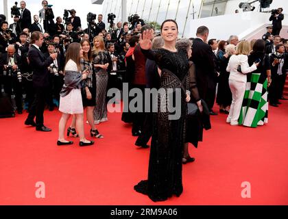 (140514) -- CANNES, 14 maggio 2014 (Xinhua) -- l'attrice cinese Gong li arriva sul Red carpet per la cerimonia di apertura del 67° Festival di Cannes, in Francia, 14 maggio 2013. Il festival si svolge dal 14 al 25 maggio. (Xinhua/Ye Pingfan) FRANCE-CANNES-FILM-OPENING CEREMONY PUBLICATIONxNOTxINxCHN Cannes 14 maggio 2014 XINHUA l'attrice cinese Gong Left arriva SUL Red Carpet per la cerimonia di apertura del 67° Festival di Cannes Francia 14 maggio 2013 il Festival si svolge dal 14 al 25 maggio XINHUA Ye Pingfan France Cannes Film Festival Opening cerimonia PUBLICATIONxNOTxINxCHN Foto Stock