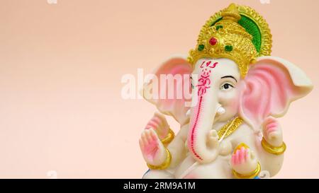 Il Dio indù Ganesha sclupture su sfondo rosa. Celebra il festival del Signore Ganesha, Ganesh chaturthi Foto Stock