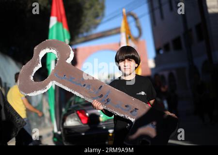 BETLEMME, 14 maggio 2014 - Un bambino palestinese partecipa a una manifestazione in vista del 66° anniversario di Nakba al campo profughi di Aida, nella città di Betlemme in Cisgiordania, il 14 maggio 2014. I palestinesi celebreranno il giorno di Nakba (catastrofe) il 15 maggio, per commemorare centinaia di migliaia di palestinesi in fuga dalle loro case durante la guerra del 1948. (Xinhua/Luay Sababa) MIDEAST-BETLEMME-NAKBA PUBLICATIONxNOTxINxCHN Betlemme 14 maggio 2014 un bambino PALESTINESE partecipa a un raduno in vista dell'anniversario di Nakba AL campo profughi di Aida nella città di Betlemme in CISGIORDANIA IL 14 maggio 2014 I PALESTINESI segneranno N Foto Stock