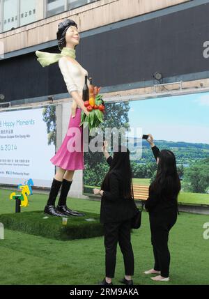 (140515) -- HONG KONG, 15 maggio 2014 (Xinhua) -- le persone scattano foto di una scultura alla mostra di sculture Happy Moments a Hong Kong, nel sud della Cina, 15 maggio 2014. La mostra d'arte dello scultore coreano Kim Gyung-min sarà aperta dal 15 maggio al 2 giugno. (Xinhua/Wong Pun Keung) (zkr) CHINA-HONG KONG-SCULPTURE EXHIBITION(CN) PUBLICATIONxNOTxINxCHN Hong Kong 15 maggio 2014 le celebrità di XINHUA scattano foto di una scultura ALL'Happy MOMENTS Sculpture Exhibition a Hong Kong, Cina del Sud 15 maggio 2014 la mostra d'arte dello scultore coreano Kim min si aprirà dal 15 maggio al 2 giugno XINHUA Wong Pun Keung CCR China ho Foto Stock