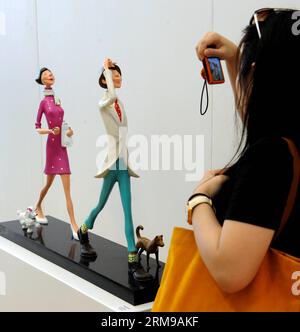 (140515) -- HONG KONG, 15 maggio 2014 (Xinhua) -- Una donna scatta foto di una scultura alla mostra Happy Moments a Hong Kong, nel sud della Cina, 15 maggio 2014. La mostra d'arte dello scultore coreano Kim Gyung-min sarà aperta dal 15 maggio al 2 giugno. (Xinhua/Wong Pun Keung) (zkr) CHINA-HONG KONG-SCULPTURE EXHIBITION(CN) PUBLICATIONxNOTxINxCHN Hong Kong 15 maggio 2014 XINHUA a Woman scatta foto di una scultura ALL'Happy MOMENTS Sculpture Exhibition a Hong Kong, Cina del Sud 15 maggio 2014 la mostra d'arte dello scultore coreano Kim min aprirà dal 15 maggio al 2 giugno XINHUA Wong Pun Keung CCR China Hon Foto Stock