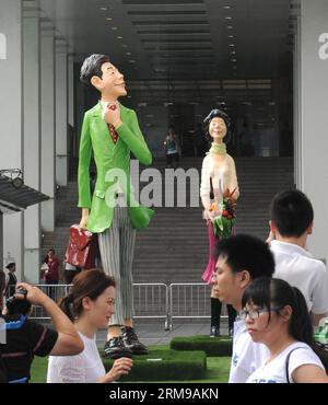 (140515) -- HONG KONG, 15 maggio 2014 (Xinhua) -- People look at Sculptures at Happy Moments Exhibition in Hong Kong, Cina meridionale, 15 maggio 2014. La mostra d'arte dello scultore coreano Kim Gyung-min sarà aperta dal 15 maggio al 2 giugno. (Xinhua/Wong Pun Keung) (zkr) CHINA-HONG KONG-SCULPTURE EXHIBITION(CN) PUBLICATIONxNOTxINxCHN Hong Kong 15 maggio 2014 XINHUA Celebrities look AT Sculpture AT Happy MOMENTS Sculpture Exhibition a Hong Kong Cina meridionale 15 maggio 2014 la mostra d'arte dello scultore coreano Kim min aprirebbe dal 15 maggio al 2 giugno XINHUA Wong Pun Keung CCR China Hong Kong Sculptur Foto Stock